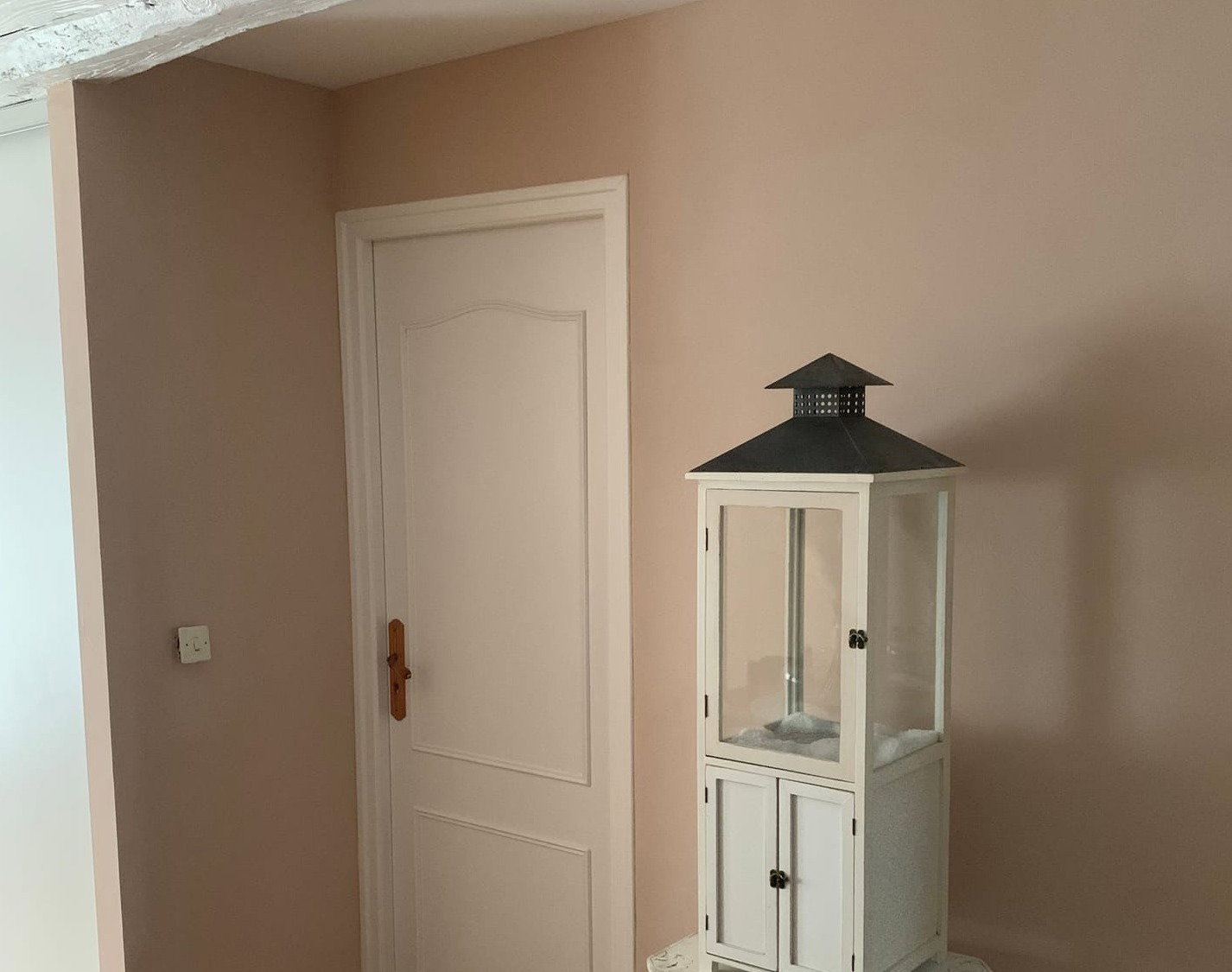 Mur intérieur peint en ton sable doux, photographie issue du site Mes Palettes De Couleurs