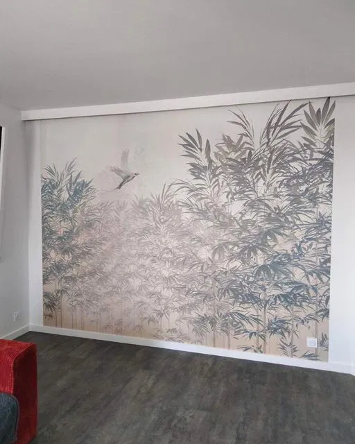 Pose d’un papier peint panoramique végétal dans un séjour