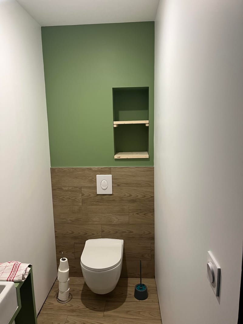Réalisation de peinture intérieure, mur vert profond et finitions bois